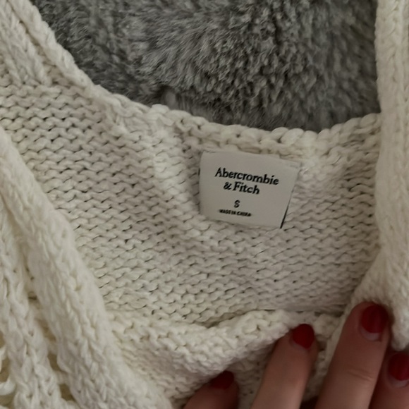 NWT Abercombie skimming v-neck crochet top - Picture 7 of 9